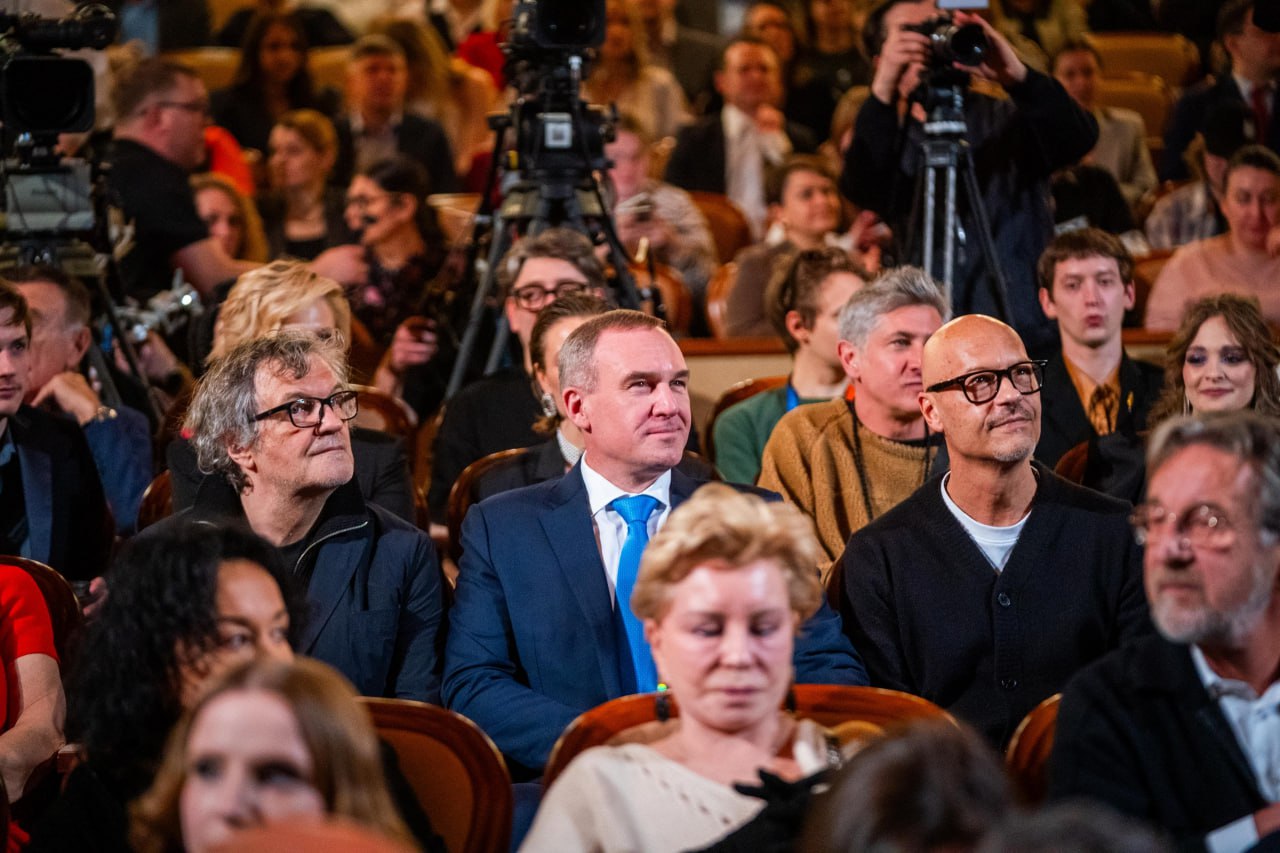 Звездная дорожка, дебюты и главные награды: как прошел четвертый день «Духа огня» Звездная дорожка, дебюты и главные награды: как прошел четвертый день «Духа огня»