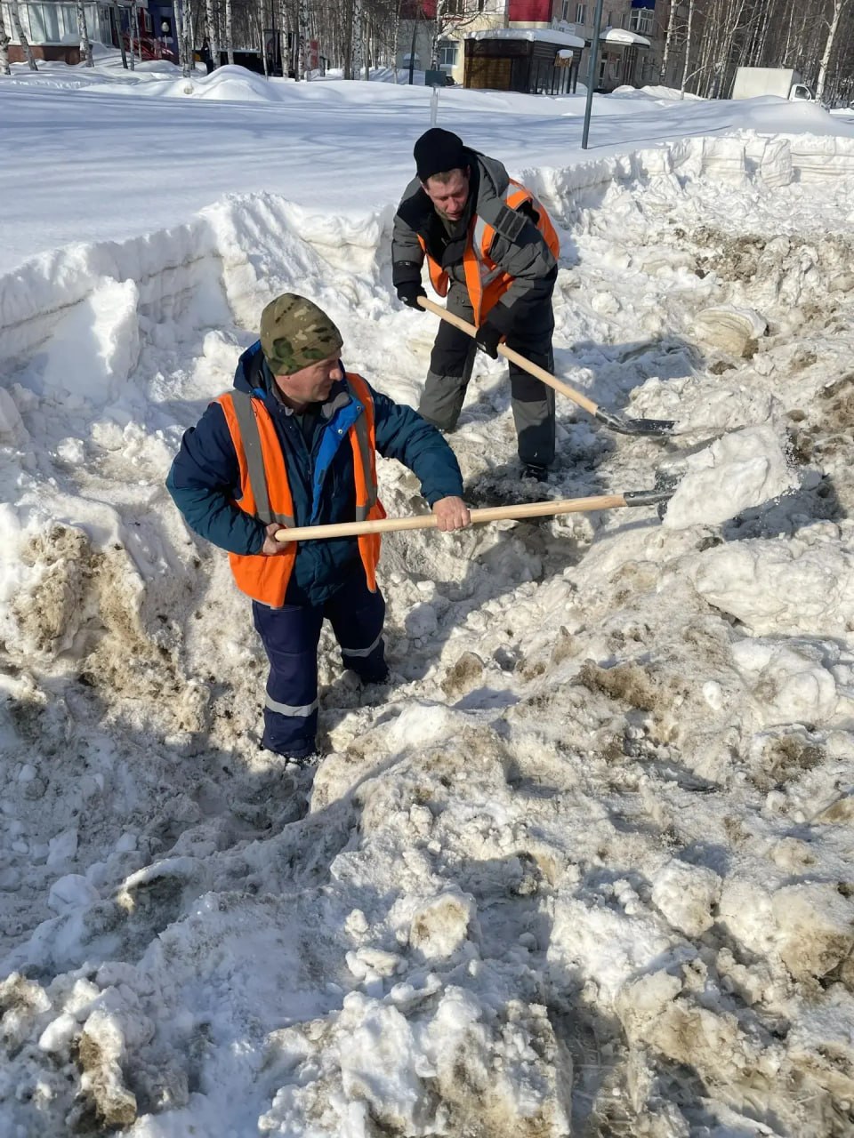 Управляющие компании Нижневартовска продолжают мероприятия по уборке дворов от осадков