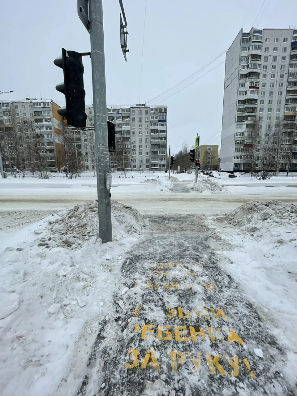 Управляющие компании Нижневартовска продолжают мероприятия по уборке дворов от осадков Управляющие компании Нижневартовска продолжают мероприятия по уборке дворов от осадков