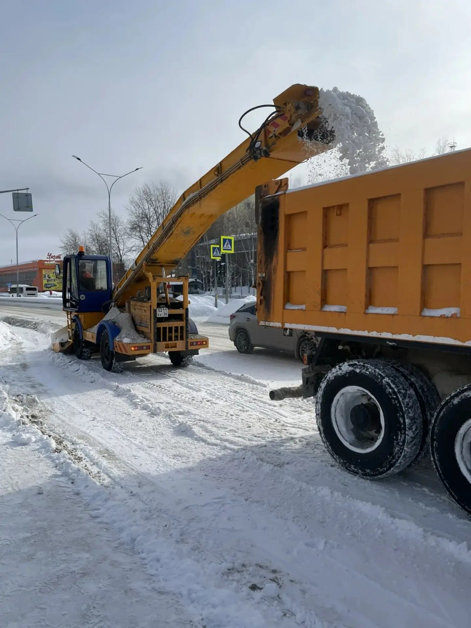 Управляющие компании Нижневартовска продолжают мероприятия по уборке дворов от осадков Управляющие компании Нижневартовска продолжают мероприятия по уборке дворов от осадков