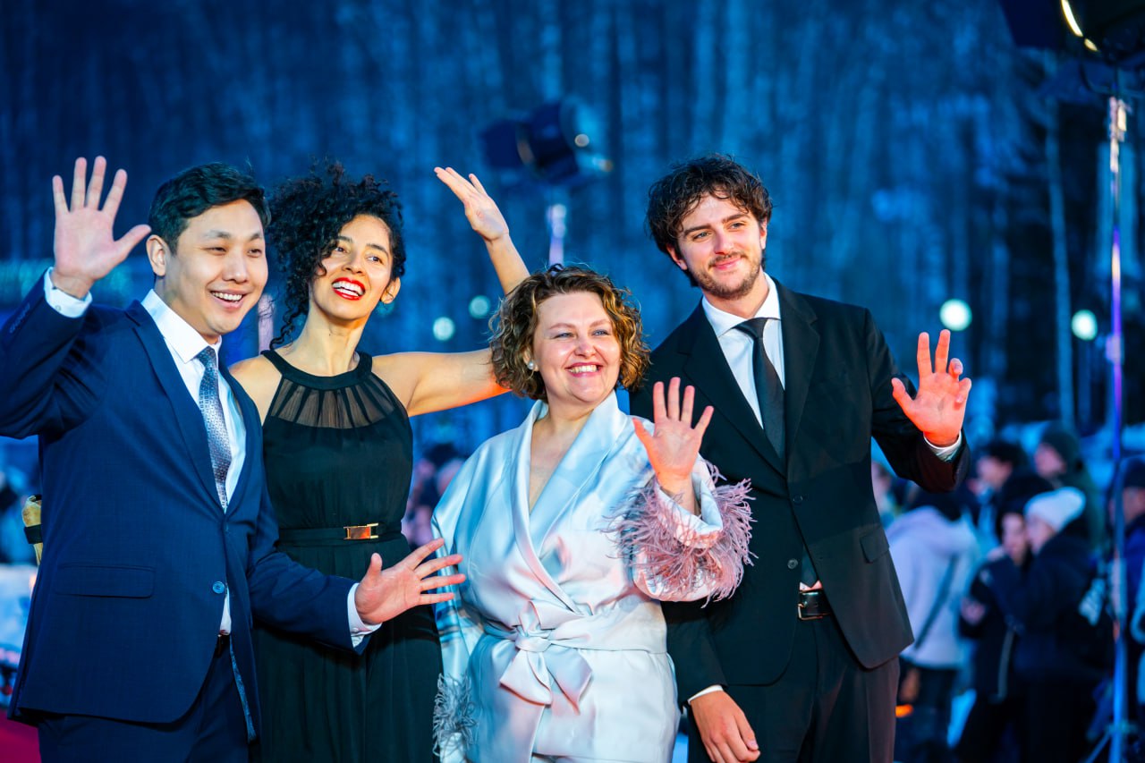 Звездная дорожка, дебюты и главные награды: как прошел четвертый день «Духа огня» Звездная дорожка, дебюты и главные награды: как прошел четвертый день «Духа огня»