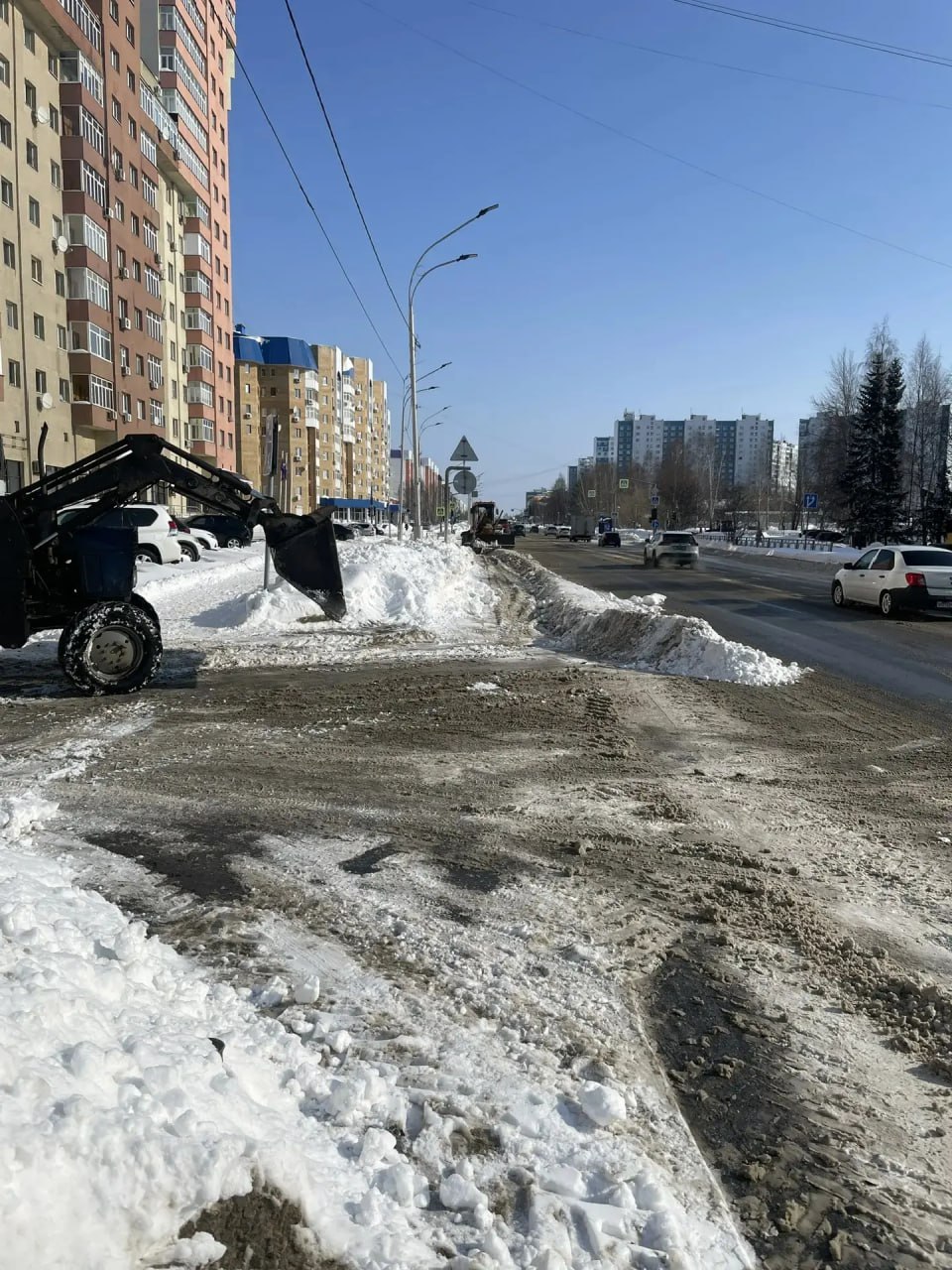 Управляющие компании Нижневартовска продолжают мероприятия по уборке дворов от осадков Управляющие компании Нижневартовска продолжают мероприятия по уборке дворов от осадков