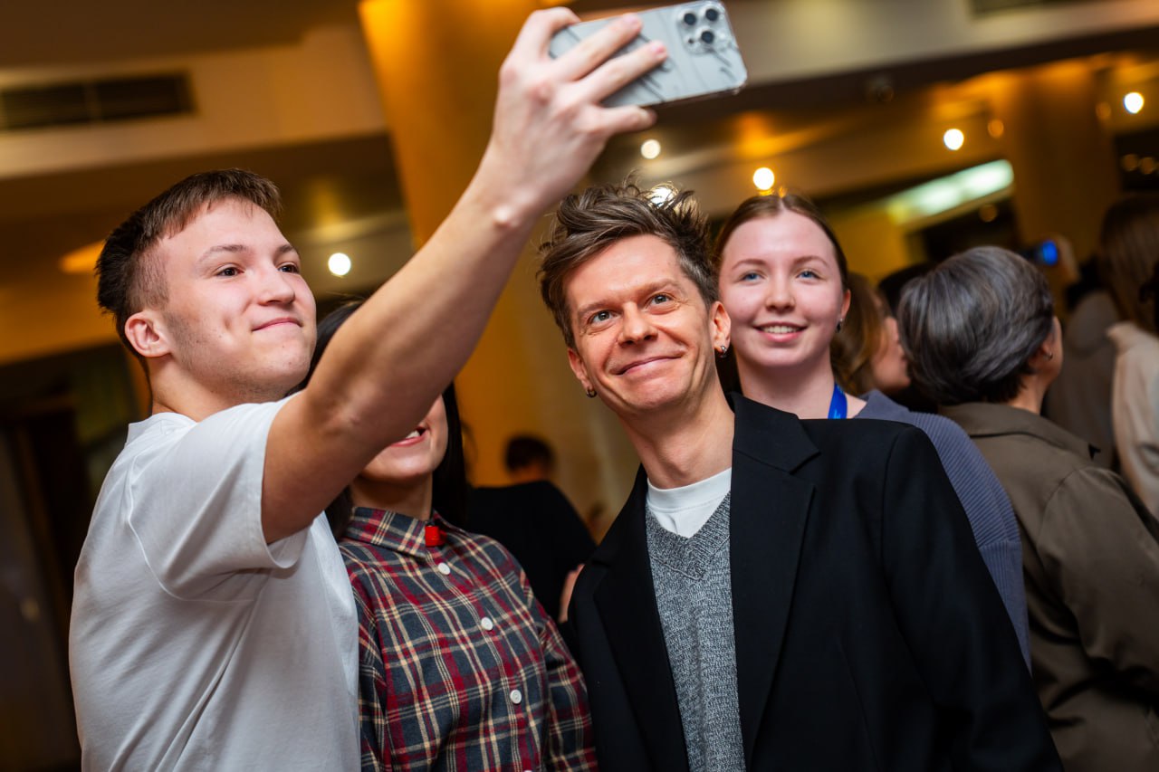 Звездная дорожка, дебюты и главные награды: как прошел четвертый день «Духа огня» Звездная дорожка, дебюты и главные награды: как прошел четвертый день «Духа огня»