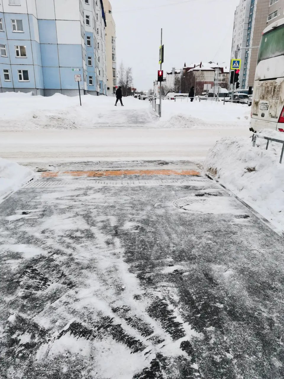 Управляющие компании Нижневартовска продолжают мероприятия по уборке дворов от осадков Управляющие компании Нижневартовска продолжают мероприятия по уборке дворов от осадков