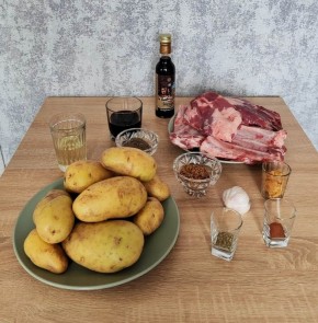 Ароматные запеченные ребрышки с хрустящим картофелем для настоящих гурманов