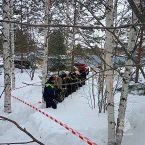 После трагедии в Лянторе и других случаев, связанных со сходом снега с крыш, в Нижневартовске прошла совместная тренировка спасателей и пожарных, чтобы отработать действия в случае аналогичного ЧП