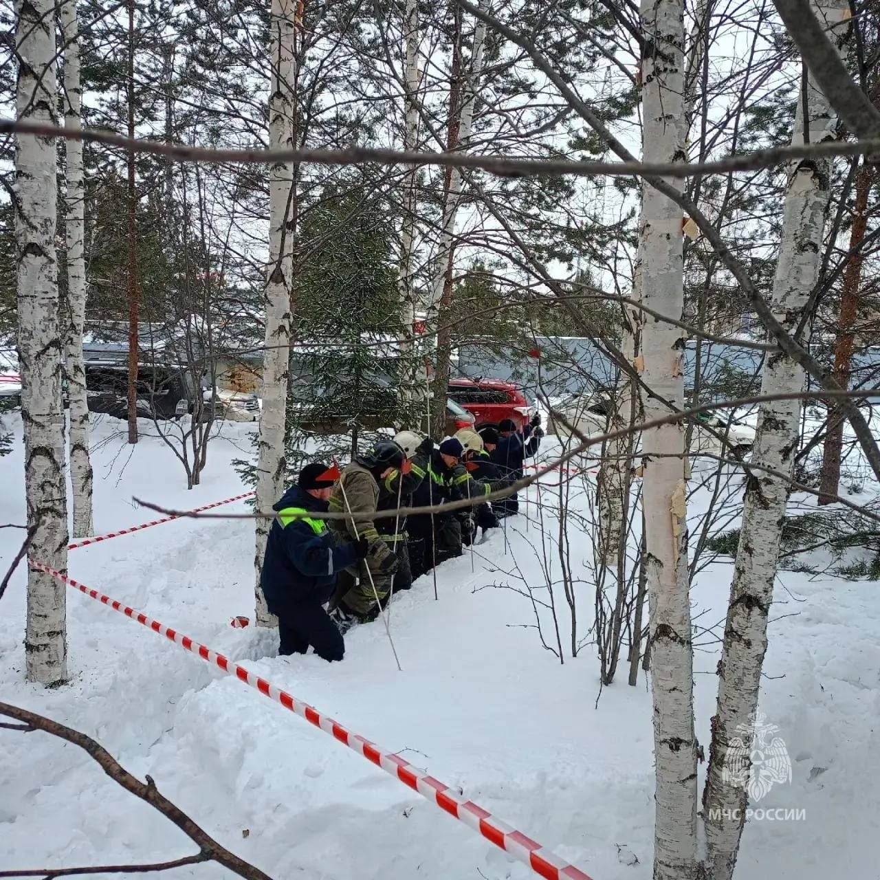 После трагедии в Лянторе и других случаев, связанных со сходом снега с крыш, в Нижневартовске прошла совместная тренировка спасателей и пожарных, чтобы отработать действия в случае аналогичного ЧП