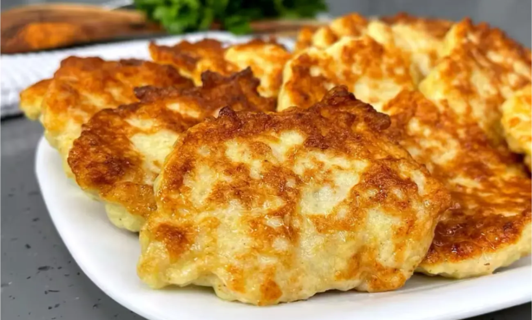 Сочные куриные оладушки с сыром: идеальный завтрак за 15 минут