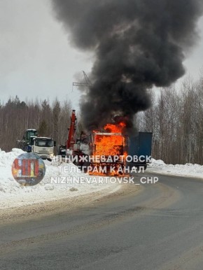 Грузовик сгорел на трассе. Очевидцы в соцсетях пишут, что это произошло вчера на 89 км дороги Нижневартовск - Радужный