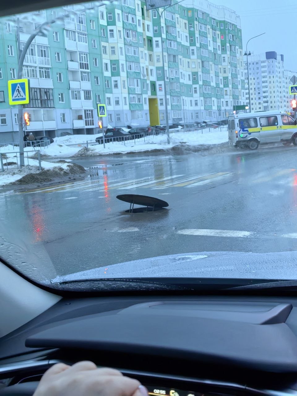 Об открытом люке на Салманова сообщают подписчики NV86