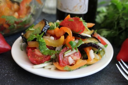 Салат из баклажанов с помидорами и болгарскими перцами