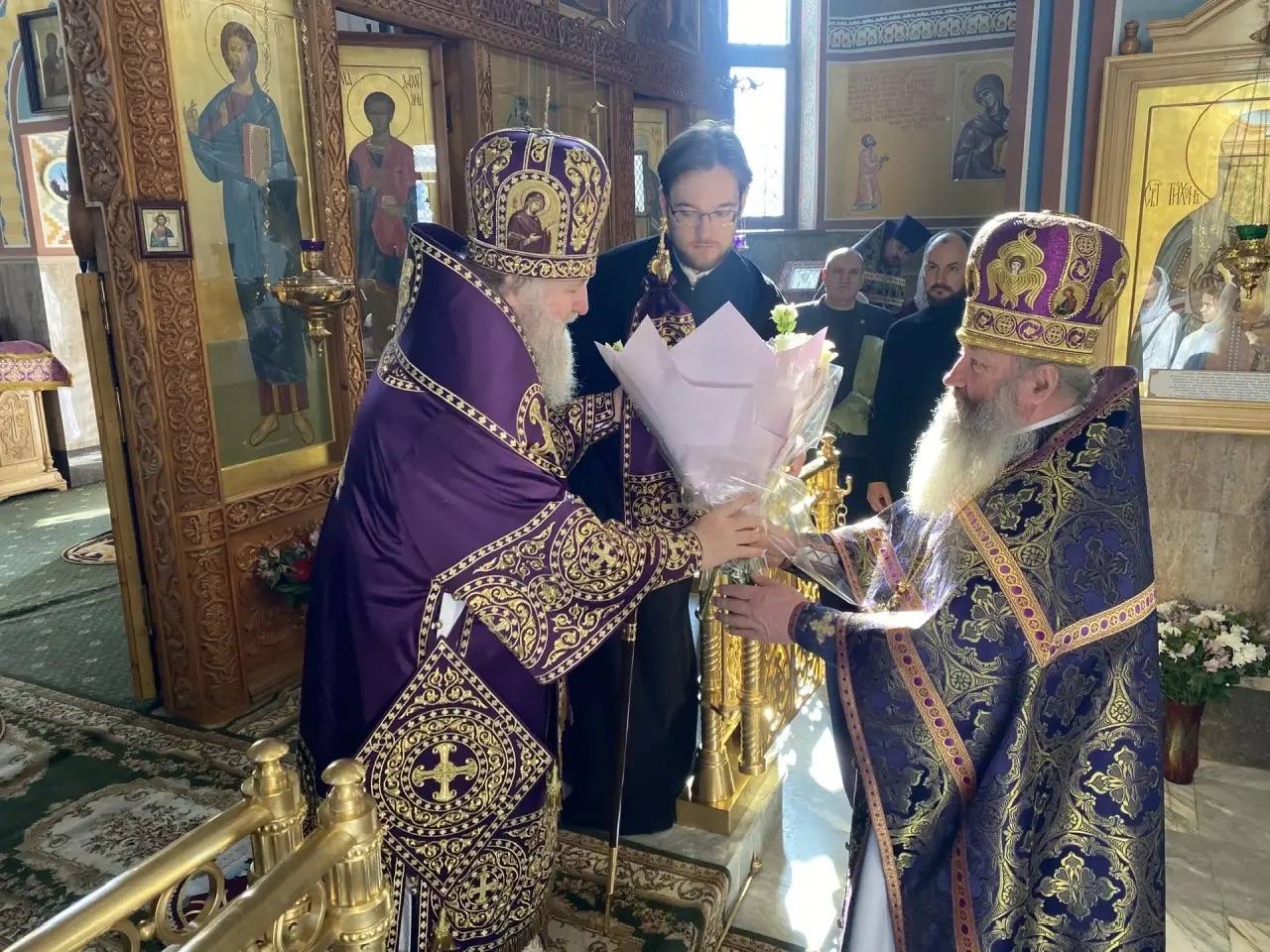 Сегодня митрополит Ханты-Мансийский и Сургутский Павел совершил Божественную литургию в храме Святого Духа Сегодня митрополит Ханты-Мансийский и Сургутский Павел совершил Божественную литургию в храме Святого Духа