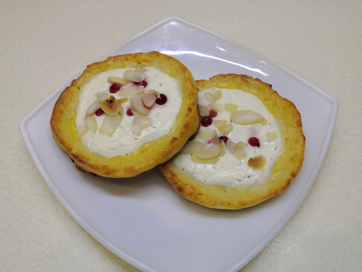 Сладкие ПП ватрушки с творожной начинкой и ягодами для настоящих гурманов