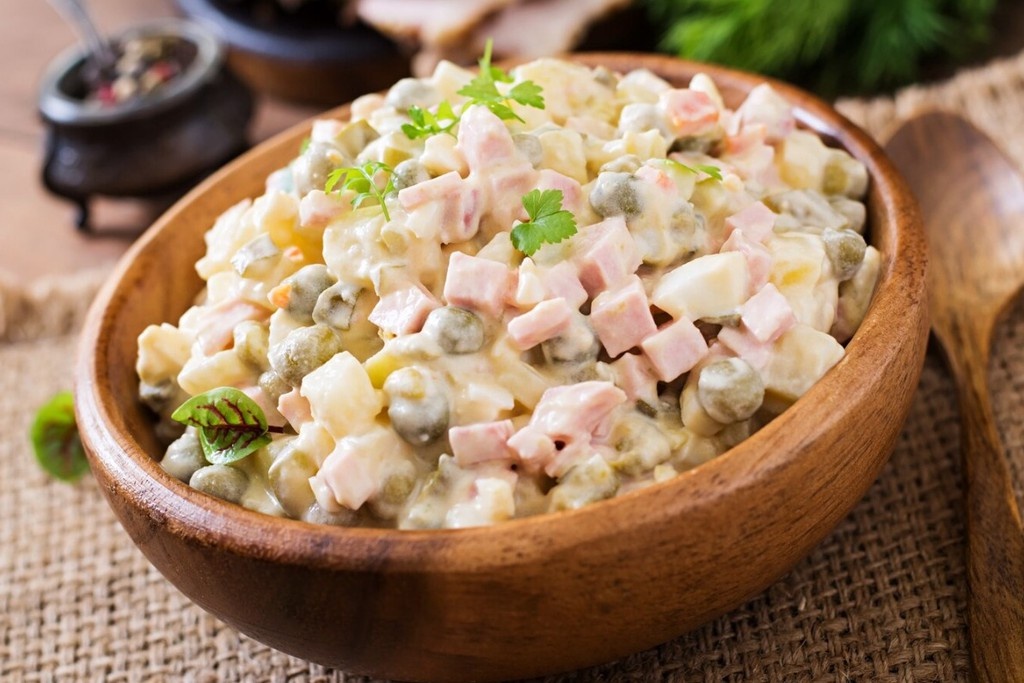 Сроки хранения оливье и сельди под шубой: советы от Роскачества