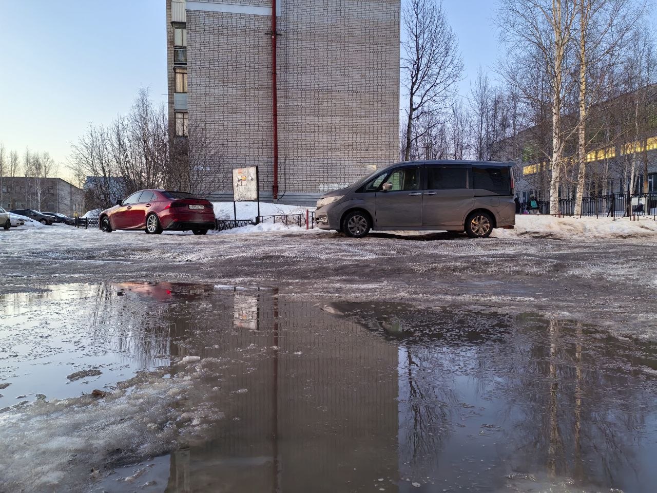 Вартовчане из 6 микрорайона, которые с трудом проезжают по пятачку между шестналкой и детской поликлиникой, пишут: