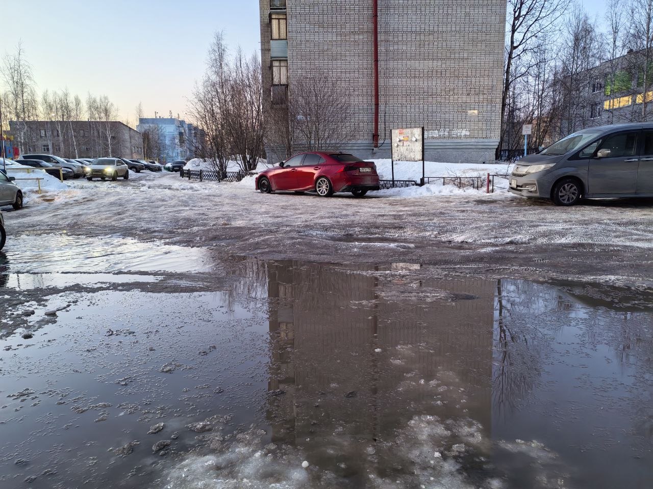 Вартовчане из 6 микрорайона, которые с трудом проезжают по пятачку между шестналкой и детской поликлиникой, пишут: Вартовчане из 6 микрорайона, которые с трудом проезжают по пятачку между шестналкой и детской поликлиникой, пишут: