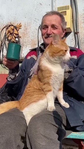 Доброе субботнее утро! Пусть ваш день пройдёт так же солнечно, как у этого дедушки