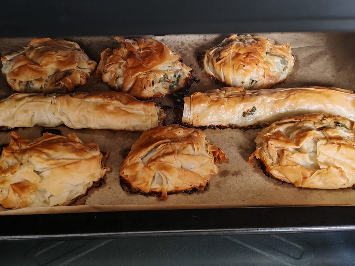 Булочки бугаца с творогом и шпинатом