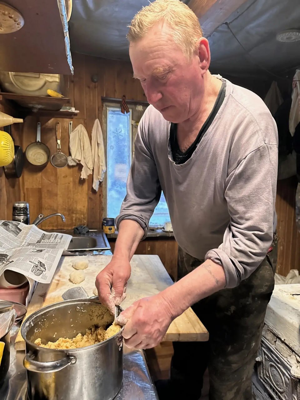 В выходные съёмочная группа телеканала «Югра» в Ханты-Мансийском районе продолжила съёмки документального фильма о семье Слинкиных на их родовой земле - в деревне Востыхой В выходные съёмочная группа телеканала «Югра» в Ханты-Мансийском районе продолжила съёмки документального фильма о семье Слинкиных на их родовой земле - в деревне Востыхой