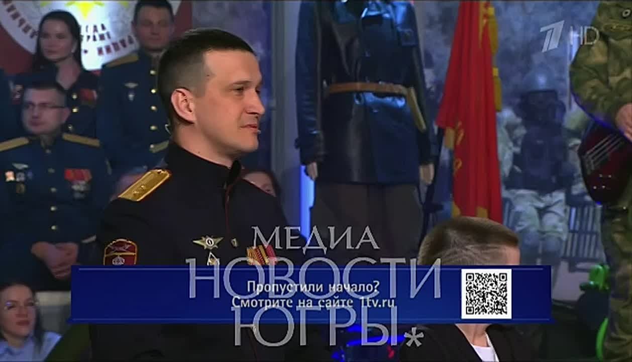 Росгвардеец из Югры подарил Леониду Якубовичу национальный костюм ханты