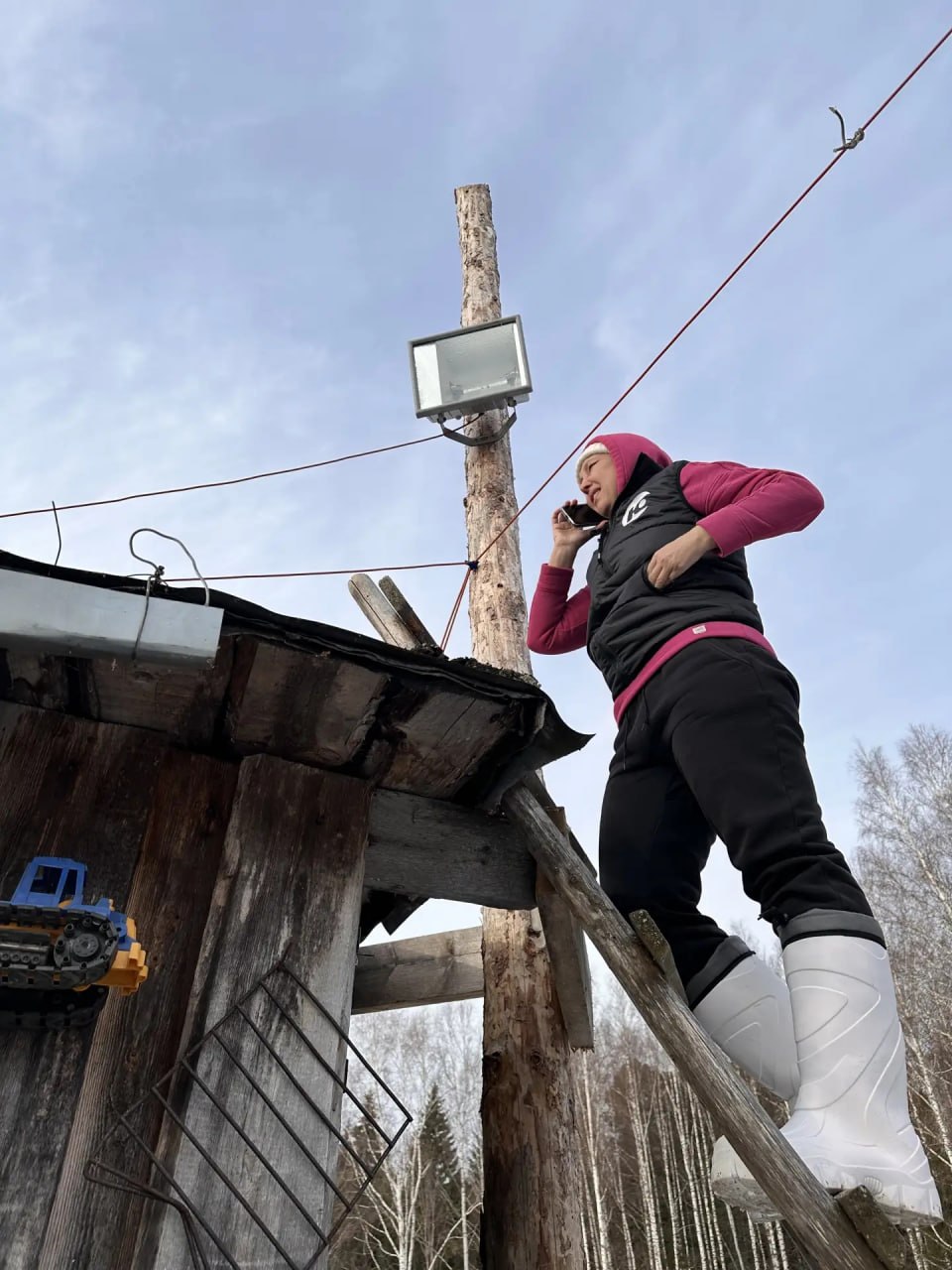 В выходные съёмочная группа телеканала «Югра» в Ханты-Мансийском районе продолжила съёмки документального фильма о семье Слинкиных на их родовой земле - в деревне Востыхой