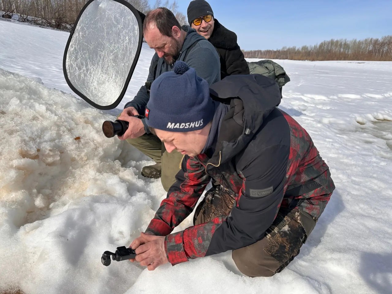 В выходные съёмочная группа телеканала «Югра» в Ханты-Мансийском районе продолжила съёмки документального фильма о семье Слинкиных на их родовой земле - в деревне Востыхой В выходные съёмочная группа телеканала «Югра» в Ханты-Мансийском районе продолжила съёмки документального фильма о семье Слинкиных на их родовой земле - в деревне Востыхой