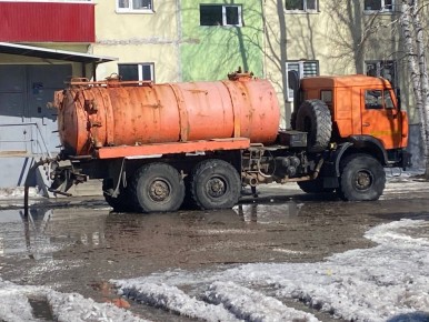 В Нефтеюганске продолжается активная работа по откачке талых вод