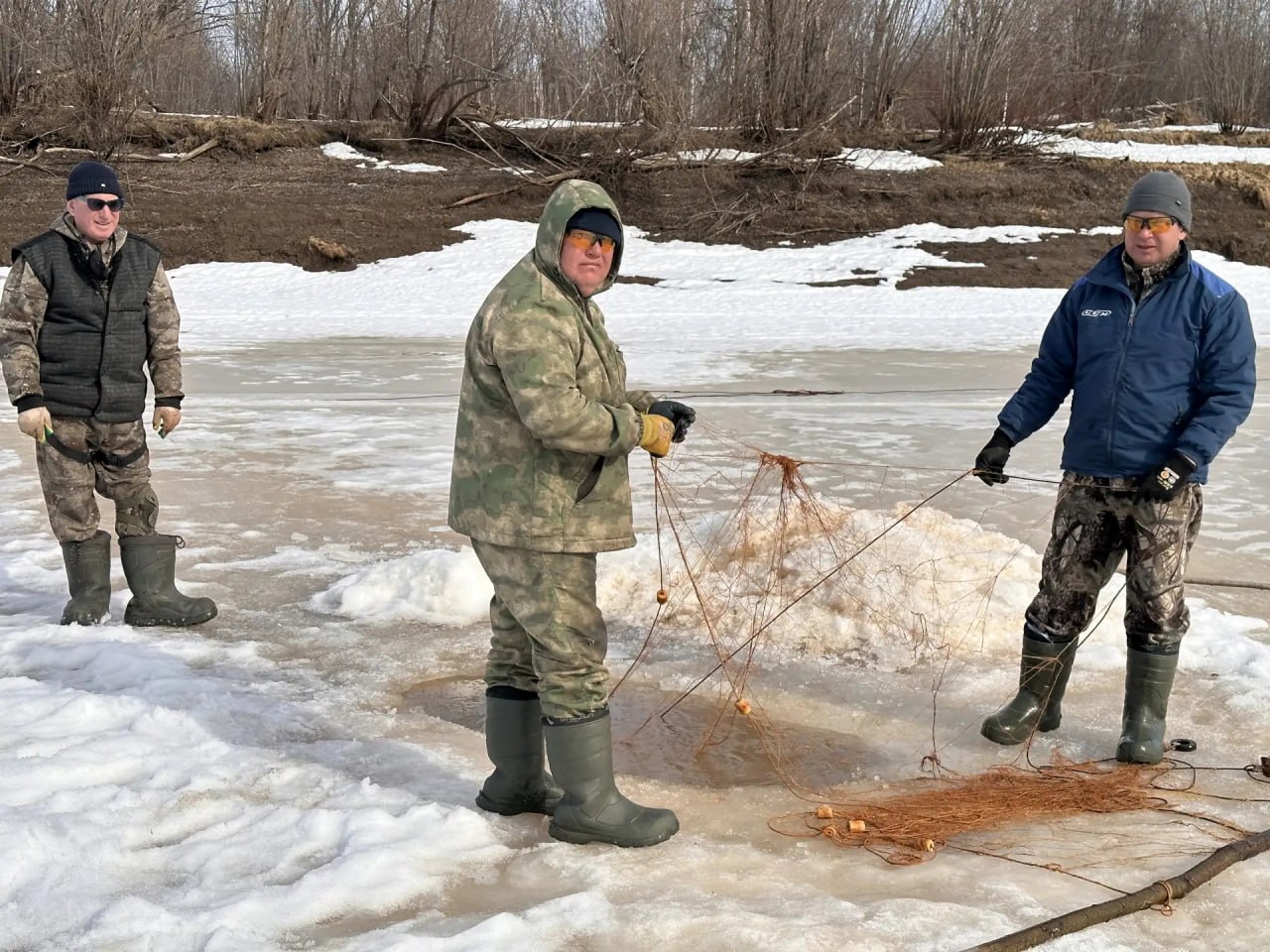 В выходные съёмочная группа телеканала «Югра» в Ханты-Мансийском районе продолжила съёмки документального фильма о семье Слинкиных на их родовой земле - в деревне Востыхой В выходные съёмочная группа телеканала «Югра» в Ханты-Мансийском районе продолжила съёмки документального фильма о семье Слинкиных на их родовой земле - в деревне Востыхой