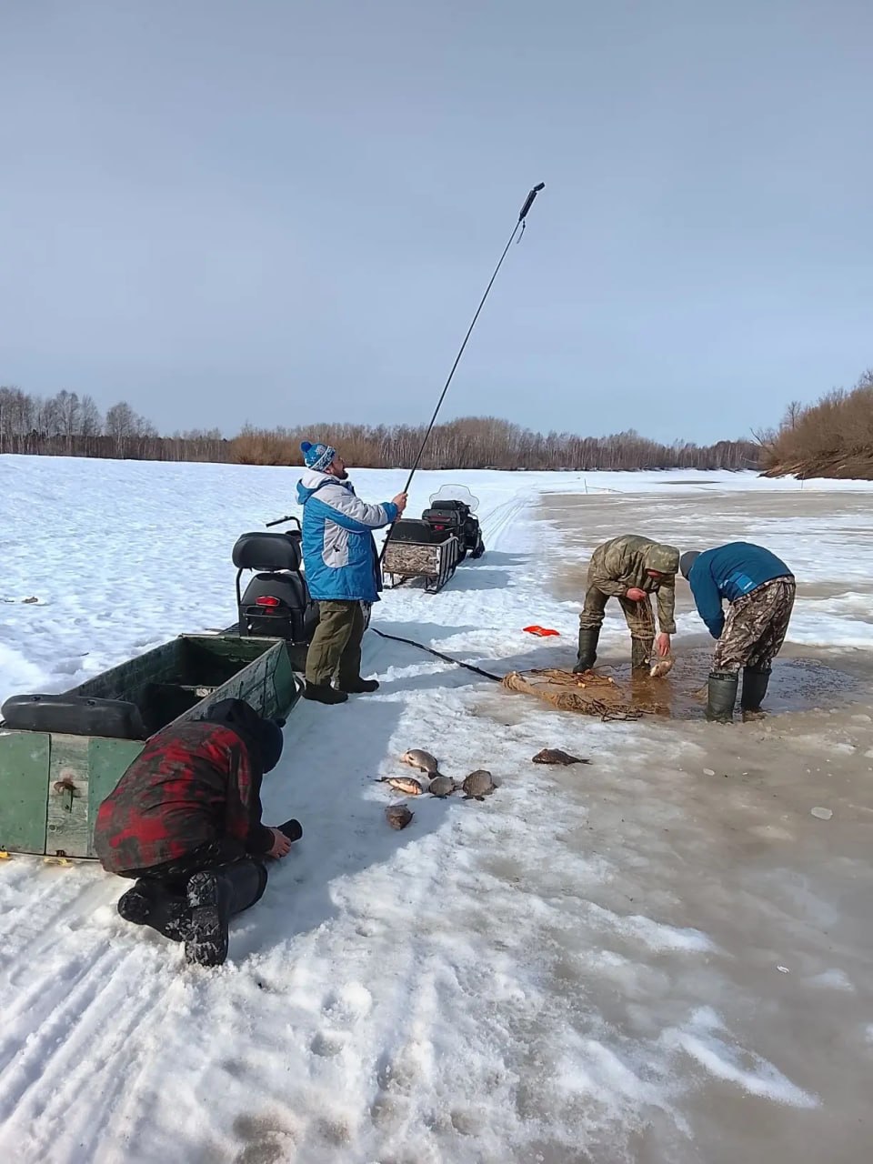 В выходные съёмочная группа телеканала «Югра» в Ханты-Мансийском районе продолжила съёмки документального фильма о семье Слинкиных на их родовой земле - в деревне Востыхой В выходные съёмочная группа телеканала «Югра» в Ханты-Мансийском районе продолжила съёмки документального фильма о семье Слинкиных на их родовой земле - в деревне Востыхой