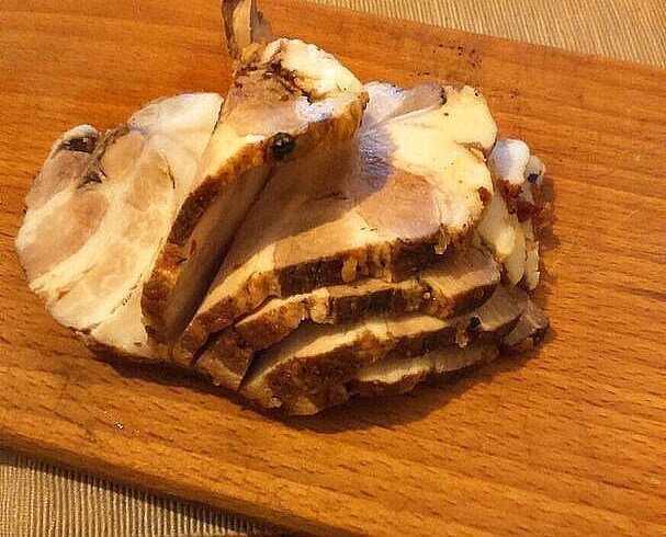 Нежная грудинка с чесноком и аджикой: идеальное решение для закуски