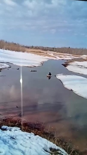 В Урае спасли мальчика, плавающего по реке в ванной