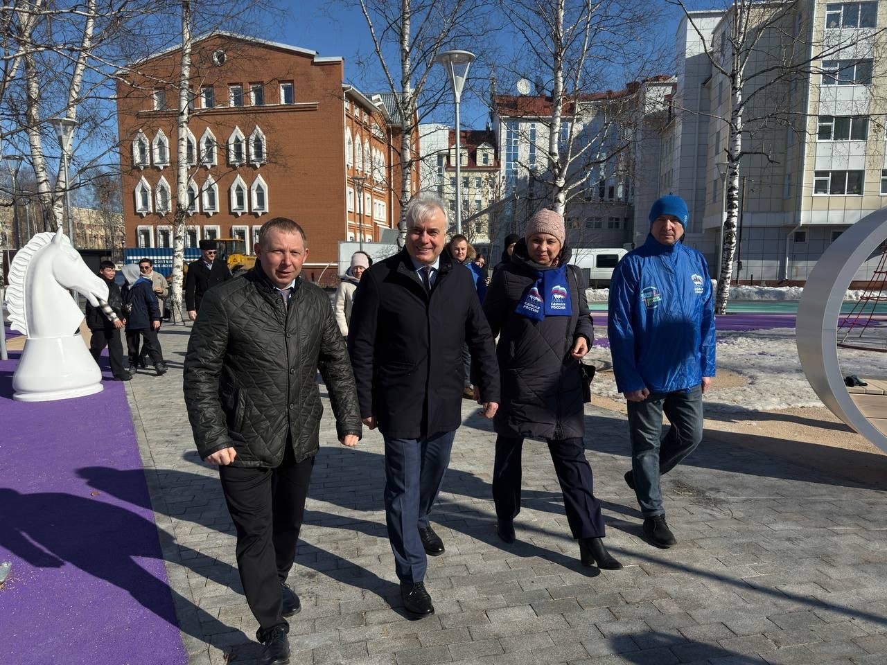 Шахматный сквер – одно из любимых мест отдыха хантымансийцев посетил «партийный десант», в составе которого были представители местного отделения партии, депутаты Думы Ханты-Мансийска, а также депутат Государственной Думы...