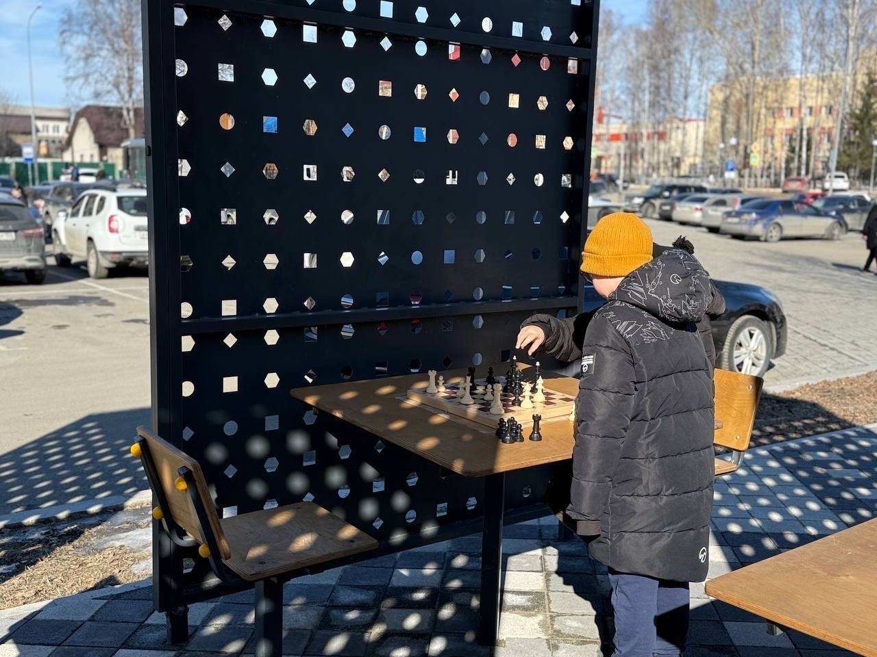 Шахматный сквер – одно из любимых мест отдыха хантымансийцев посетил «партийный десант», в составе которого были представители местного отделения партии, депутаты Думы Ханты-Мансийска, а также депутат Государственной Думы... Шахматный сквер – одно из любимых мест отдыха хантымансийцев посетил «партийный десант», в составе которого были представители местного отделения партии, депутаты Думы Ханты-Мансийска, а также депутат Государственной Думы...