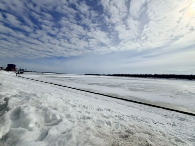Как избежать трагедии на весенних водоемах? Весной лед коварен: он кажется крепким, но на самом деле опасен