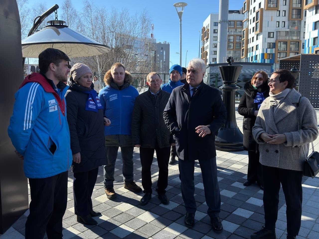 Шахматный сквер – одно из любимых мест отдыха хантымансийцев посетил «партийный десант», в составе которого были представители местного отделения партии, депутаты Думы Ханты-Мансийска, а также депутат Государственной Думы... Шахматный сквер – одно из любимых мест отдыха хантымансийцев посетил «партийный десант», в составе которого были представители местного отделения партии, депутаты Думы Ханты-Мансийска, а также депутат Государственной Думы...