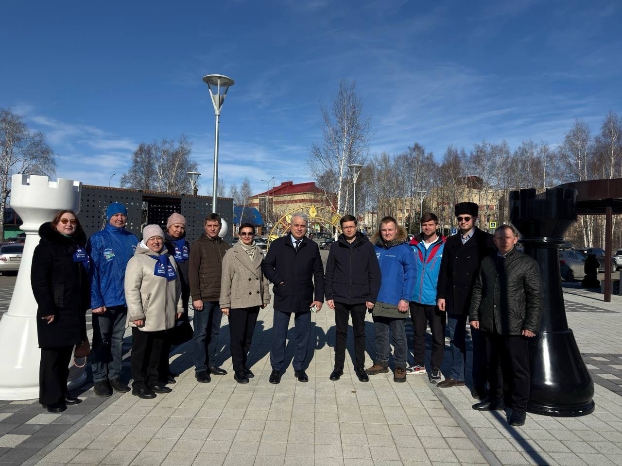 Шахматный сквер – одно из любимых мест отдыха хантымансийцев посетил «партийный десант», в составе которого были представители местного отделения партии, депутаты Думы Ханты-Мансийска, а также депутат Государственной Думы... Шахматный сквер – одно из любимых мест отдыха хантымансийцев посетил «партийный десант», в составе которого были представители местного отделения партии, депутаты Думы Ханты-Мансийска, а также депутат Государственной Думы...