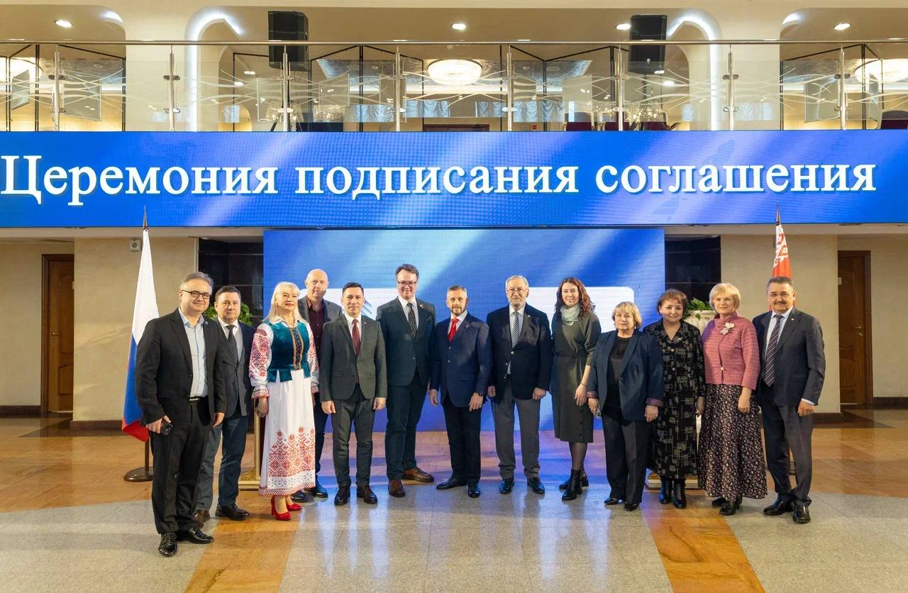 В Сургуте отметили 30-летие Дня единения народов России и Беларуси В Сургуте отметили 30-летие Дня единения народов России и Беларуси