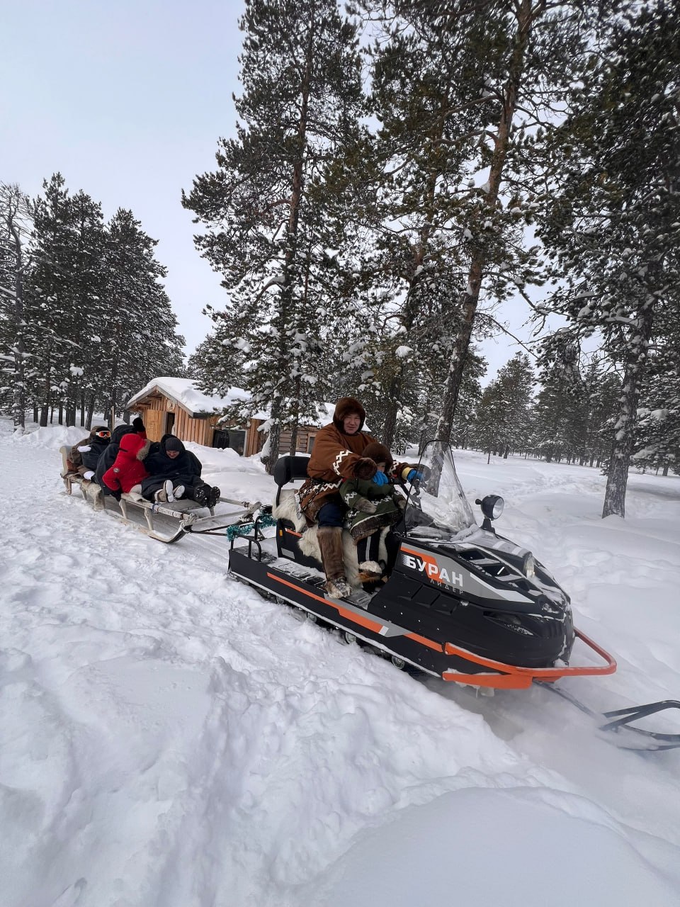 Туристы со всей России посещают стойбище Сопочиных в Югре Туристы со всей России посещают стойбище Сопочиных в Югре