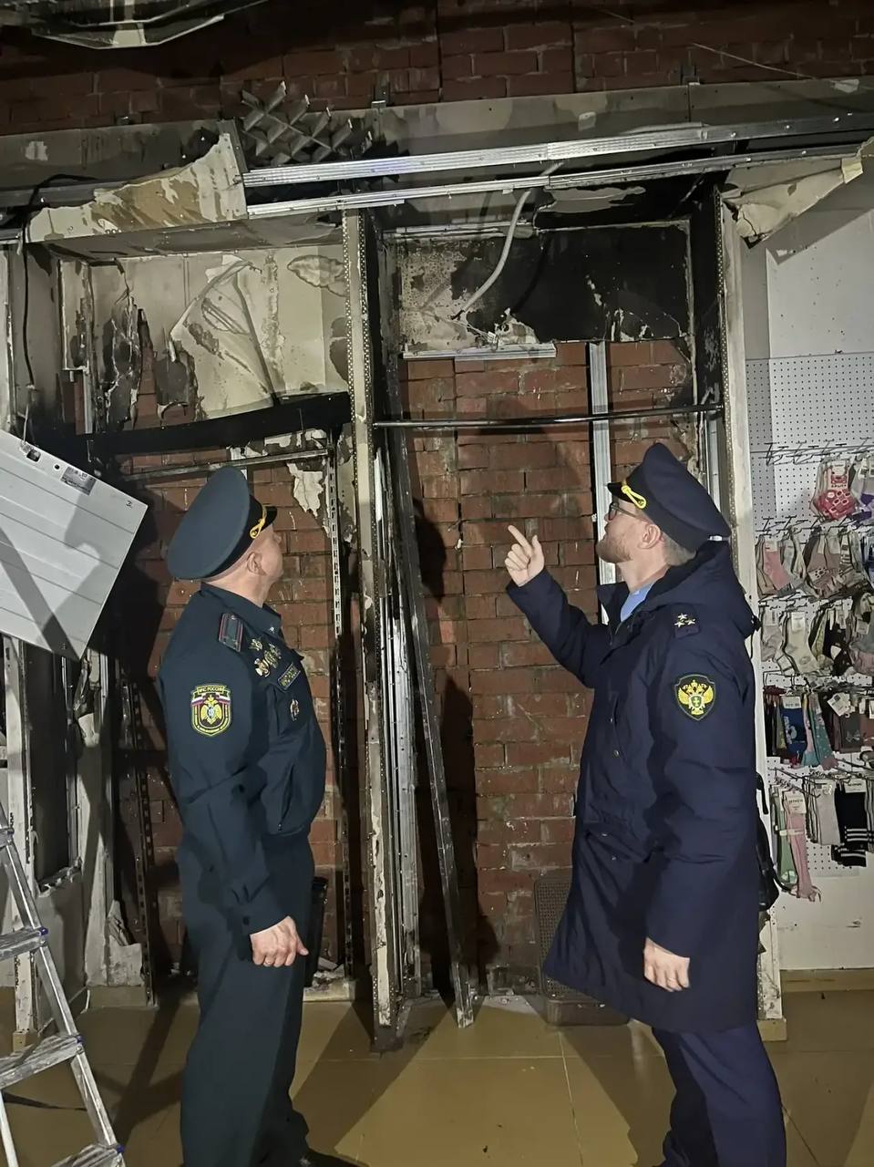 Прокуратура взяла на контроль установление обстоятельств пожара в павильоне торгового центра в городе Нягани