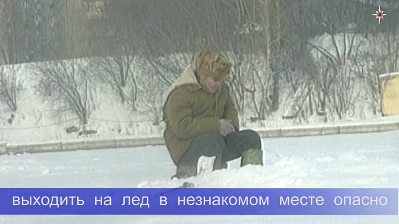 Сотрудники управления по делам ГО и ЧС фиксируют выход на лед реки Оби
