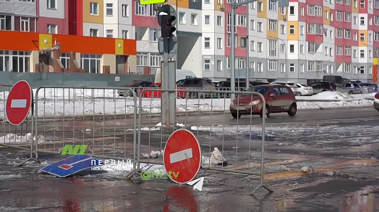 Наглые водители продолжают ингорировать знаки и ездить по встречке на Салманова