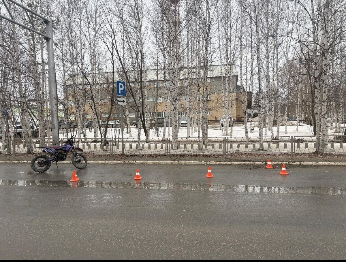 Подросток на питбайке не справился с управлением и врезался в бордюр
