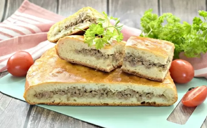 Дрожжевой пирог с мясом и его простой путь к пышной корочке