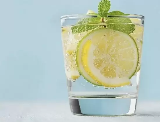 Как поддерживать здоровье почек: важность водного баланса и лимонной воды