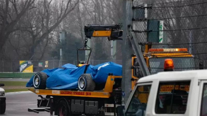 Неожиданный инцидент: Арвид Линдблад покинул трассу на болиде Racing Bulls в Имоле