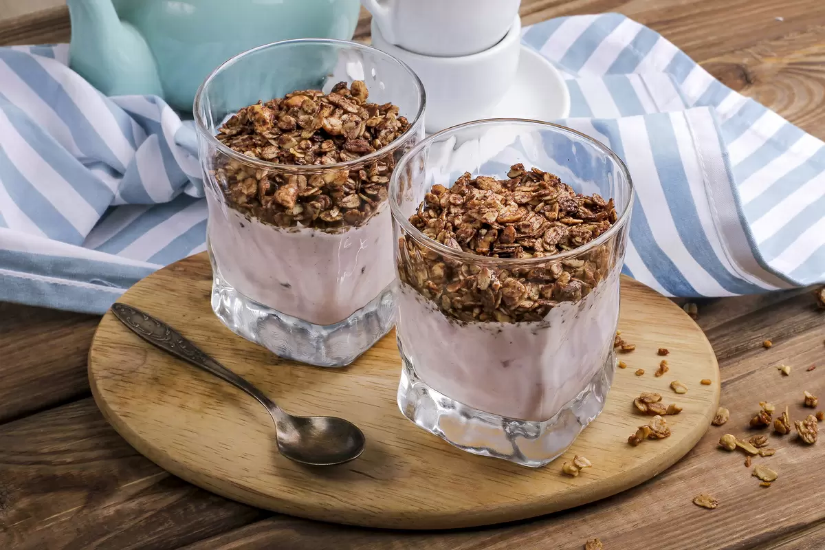 Шоколадная гранола с черникой и греческим йогуртом: новый способ начать день