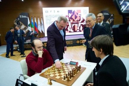 Губернатор Югры сделал первый ход на турнире имени Карпова