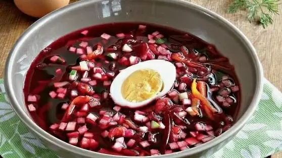Летний свекольный борщ: освежающий рецепт для жарких дней
