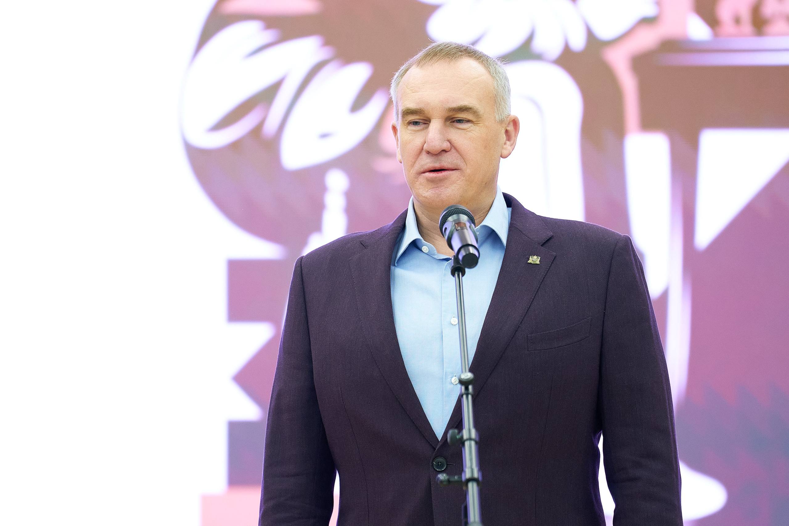 Губернатор Югры сделал первый ход на турнире имени Карпова Губернатор Югры сделал первый ход на турнире имени Карпова