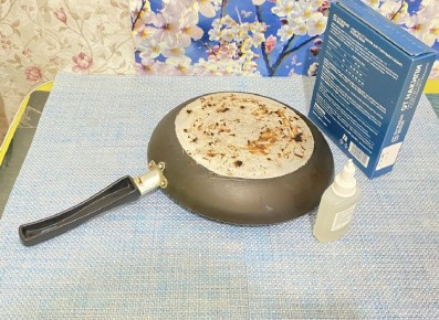 Новый способ очистки сковород: сочетание клея и средства от накипи